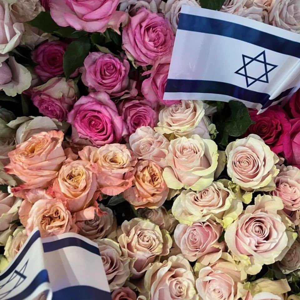 MM_JCCManhattan's tweet photo. An anonymous individual sent us 1400 flowers this morning to represent the precious lives lost in Israel.

We’ve chosen to display them publicly to share the loving kindness of strangers &amp; remind us of the beauty &amp; fragility of human life.

May their memories be a blessing. https://t.co/UUELNnFfWB