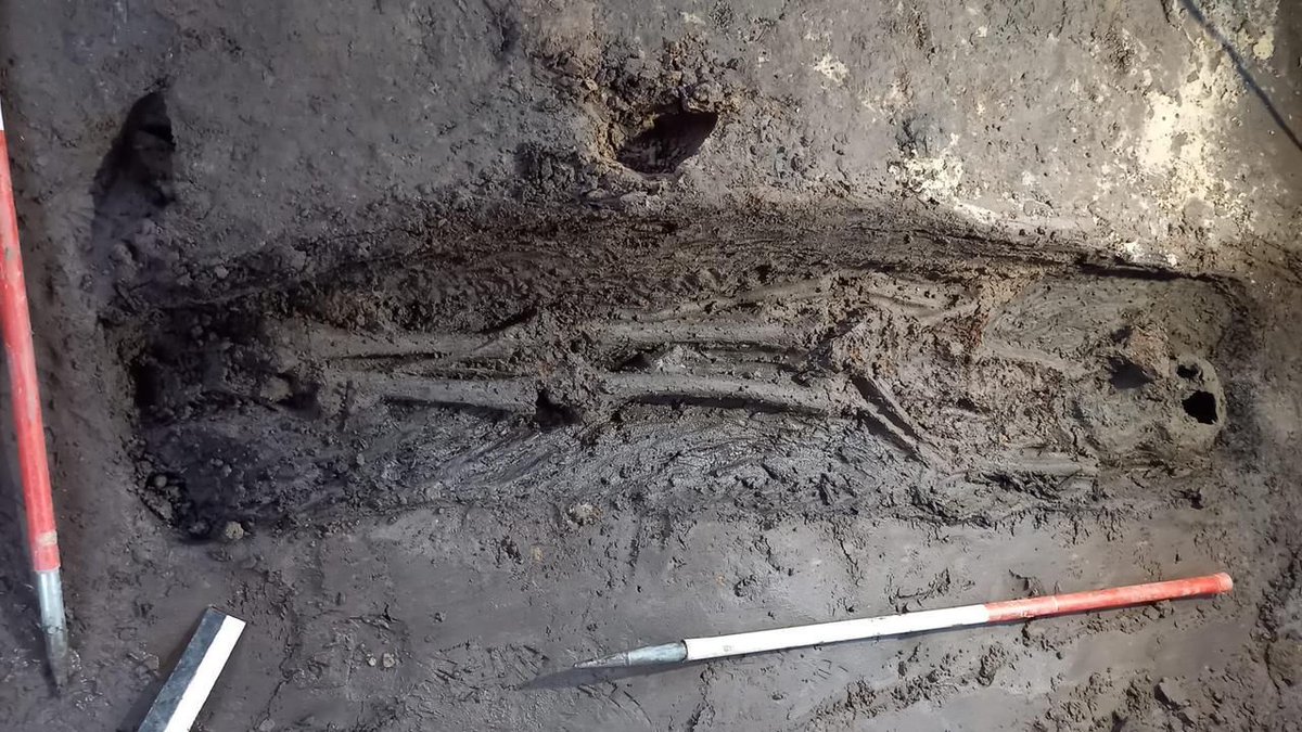 buff.ly/3FOcfKB Zeldzame vondst in Groningen: twee skeletten uit de vroege middeleeuwen