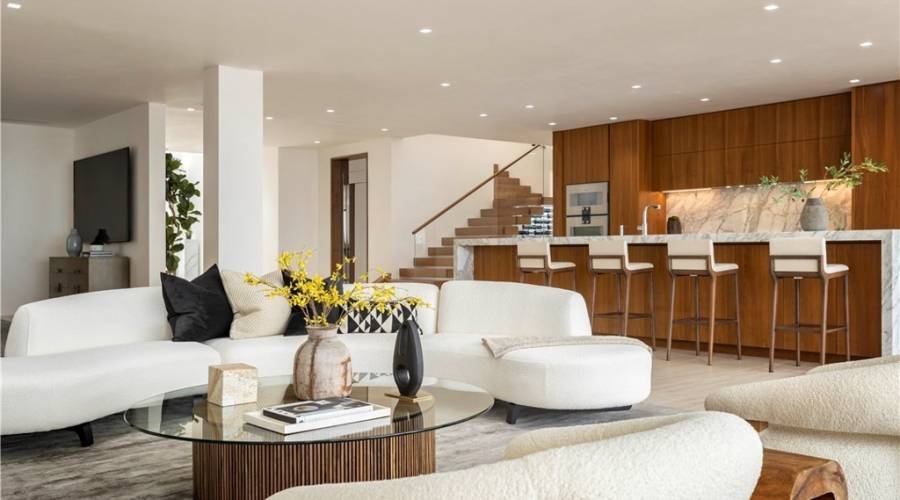 uniquehomeslux's tweet image. This #bayfront #home occupies the most sought-after location on #NewportHarbor. Set behind the gates of Linda Isle is the #residence of #contemporarydesign.

-#NewportBeach #CA
-4 Beds, 4.5 Baths
-5,900 Sqft

Robert Giem | 949-933-7046 | bit.ly/3S4zRSq