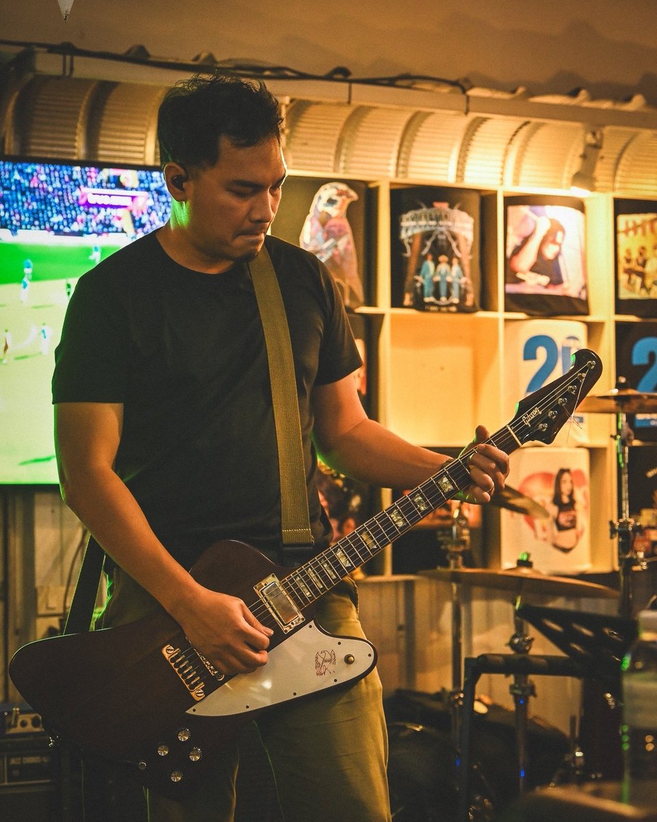 Harmonic_Dist's tweet photo. สายกีตาร์ใหม่เอี่ยม เสียงใสบาดใจ
...เพิ่งขาดตอน soundcheck...
#HarmonicDistortion #Gibson https://t.co/FiZjMPPJcl