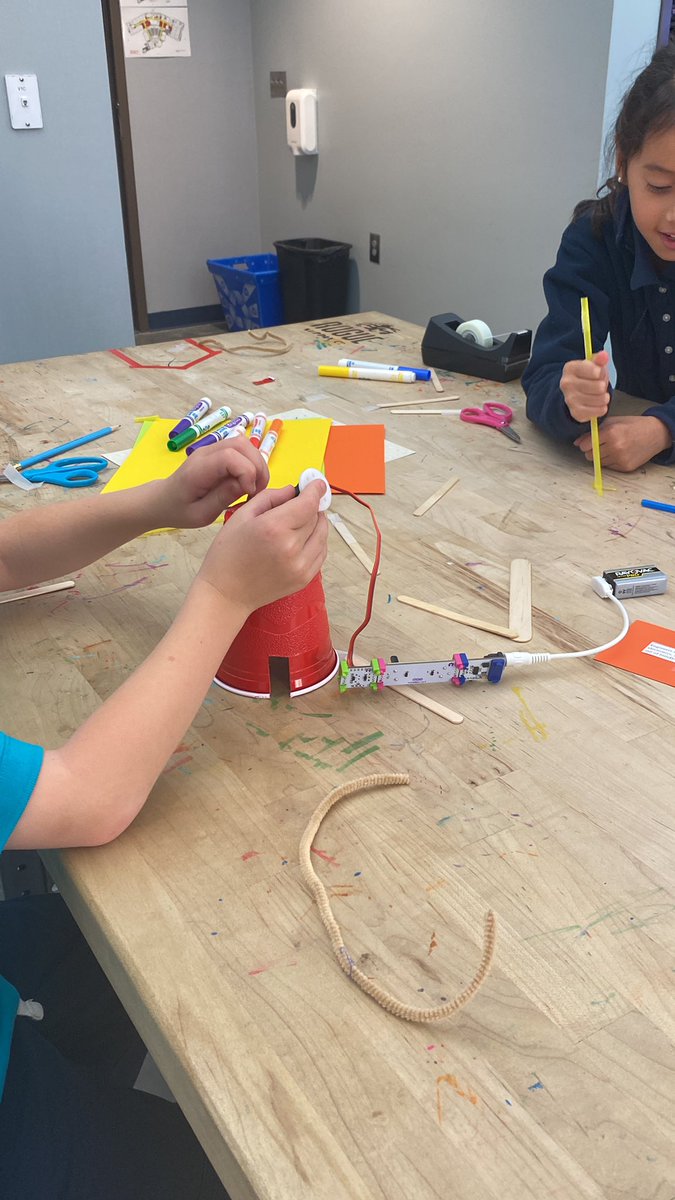 21stStacy's tweet image. Littlebits challenges for #davis2 rocks &amp;amp; minerals unit #teamwork @Davis_Academy