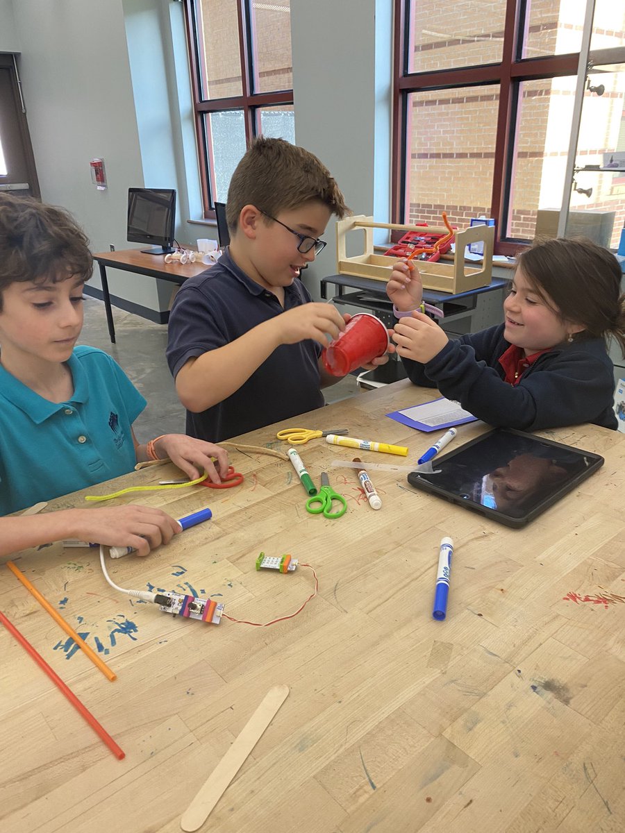 21stStacy's tweet image. Littlebits challenges for #davis2 rocks &amp;amp; minerals unit #teamwork @Davis_Academy