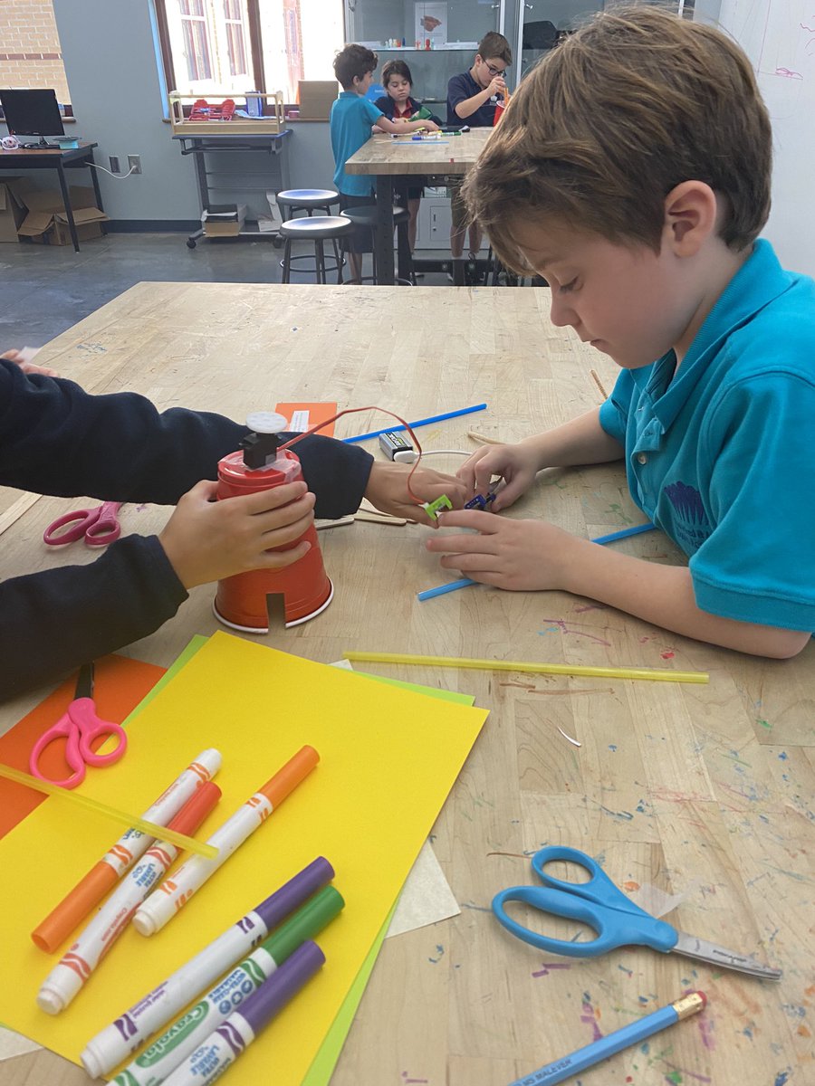 21stStacy's tweet image. Littlebits challenges for #davis2 rocks &amp;amp; minerals unit #teamwork @Davis_Academy