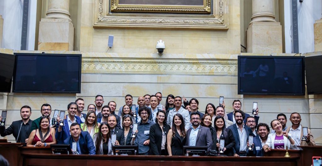 AlejoSalda1's tweet photo. Gracias a la Senadora @Esmeralda  y a  @AnimalDefenders por este reconocimiento que nos invita a seguir luchando por la justicia social y ambiental. 
No podemos retroceder un solo milímetro en la defensa de la vida. No puede haber justicia social sin justicia ambiental. 💚 https://t.co/XXgflre4DQ