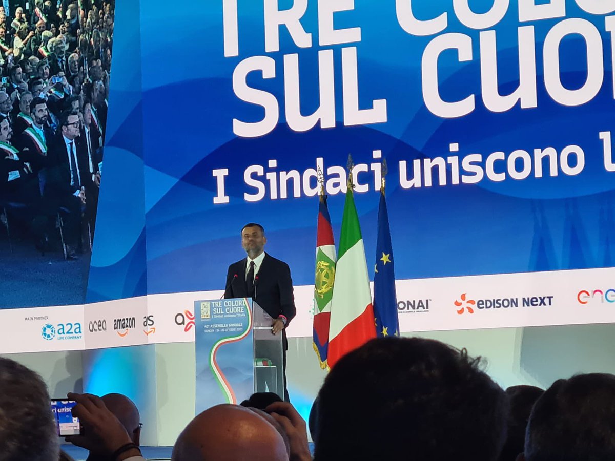 Standing ovation a Genova per <a href="/Antonio_Decaro/">Antonio Decaro</a>, primo cittadino di #Bari e da sette anni presidente dell’Anci, un sindaco che rimarrà nel cuore di tutti noi sindaci. 
#anci2023