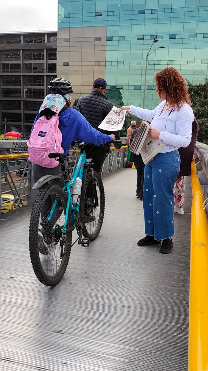 Donka_At's tweet photo. Desde las 7 am, en equipo, compartimos las propuestas del @PactoHistorico para #Bogota, en la estación de la calle 100. Con una sonrisa y toda la disposición para aclarar dudas, contamos porque el PACTO es la mejor opción a #Concejo y #Alcaldia.  @BogotaPacta #BogotaVotaPacto https://t.co/frl0xdrmJp