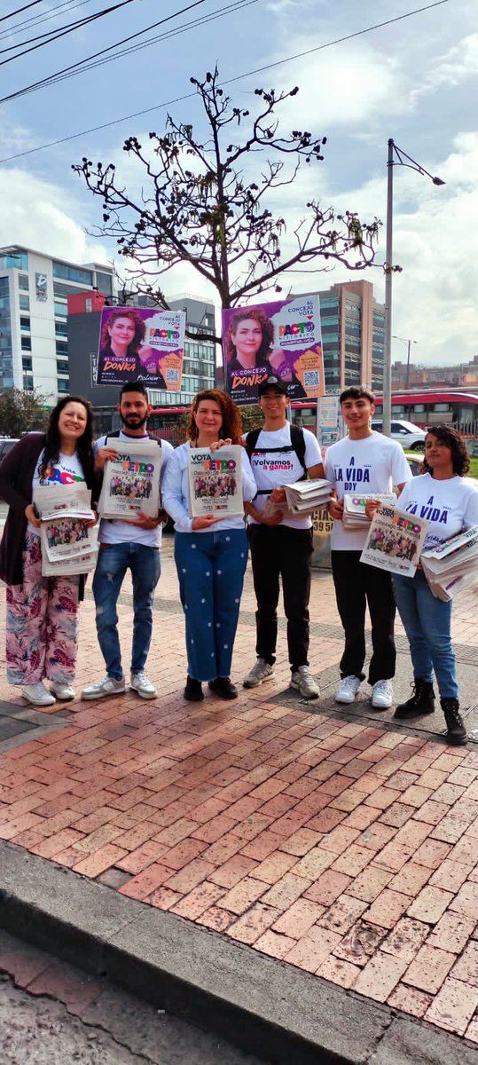 Donka_At's tweet photo. Desde las 7 am, en equipo, compartimos las propuestas del @PactoHistorico para #Bogota, en la estación de la calle 100. Con una sonrisa y toda la disposición para aclarar dudas, contamos porque el PACTO es la mejor opción a #Concejo y #Alcaldia.  @BogotaPacta #BogotaVotaPacto https://t.co/frl0xdrmJp