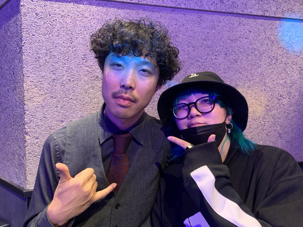 Peco_Shark_'s tweet photo. SUNdalsめちゃくちゃよかった!
ReNYと相性抜群だったなー!
ドラムセンターでダイムさんもしっかり見えるし、照明が凄すぎた!
またやって欲しい!!!
#SUNdals #オノくん超かわいい #ダイムさんとてもかわいい #レイサちゃんとんでもなくかわいい #ダイムさんとのツーショに変なの写りこんでる https://t.co/kEBpJ1k5CQ
