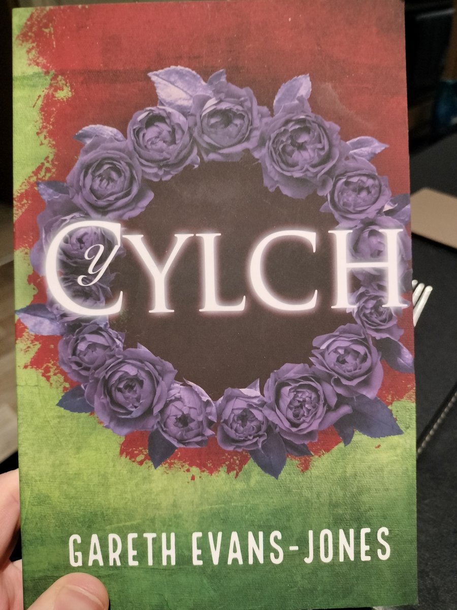 Mae 'di glanio! 

Ac mi fydd #YCylch @Gwasgybwthyn1 yn cael ei lansio Noson Calan Gaeaf yn Neuadd Powis <a href="/prifysgolbangor/">Prifysgol Bangor</a>. Bydd <a href="/gwalltog/">ffion dafis</a> yn arwain, <a href="/manonwyn1/">Manon Wyn Williams</a> yn darllen, a <a href="/casi/">Casi Wyn</a> yn canu, a bydd <a href="/PalasPrint/">Palas Print</a> yno gyda chrochan!

Croeso cynnes i bawb! 🧙‍♀️🧙🧙‍♂️🌖🌕🌔