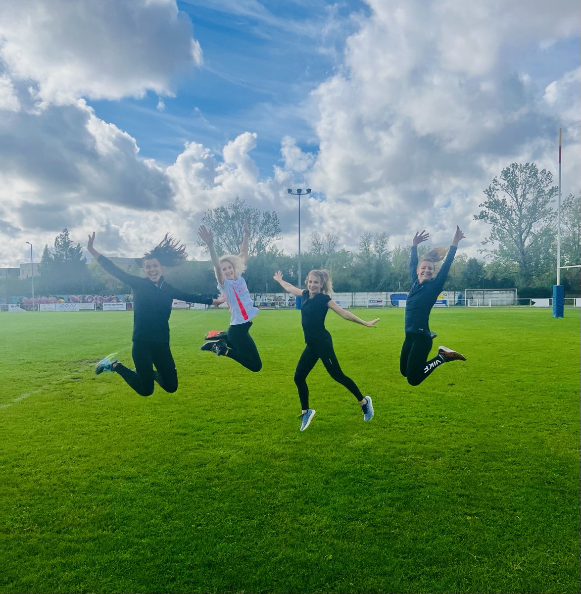 🔥 Il y a des jours où notre séance de sport / renfo hebdomadaire se termine comme ça !! La sédentarité ?? Non merci, pas pour nous 😉 
#TeamPJC #entreprise #sportive #santé #cohésion #plaisir #bouger #efficacité