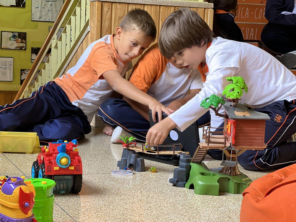 nazaretoporto's tweet photo. 🎥 #CreativityInAction! Our 5th-grade students are bringing their ideas to life in an exciting  #StopMotion project. 🎬🌟 Every frame, every movement, is a masterpiece in itself.
These young filmmakers are showcasing their ingenuity and skills while unleashing their imagination https://t.co/dAcWze7HMk