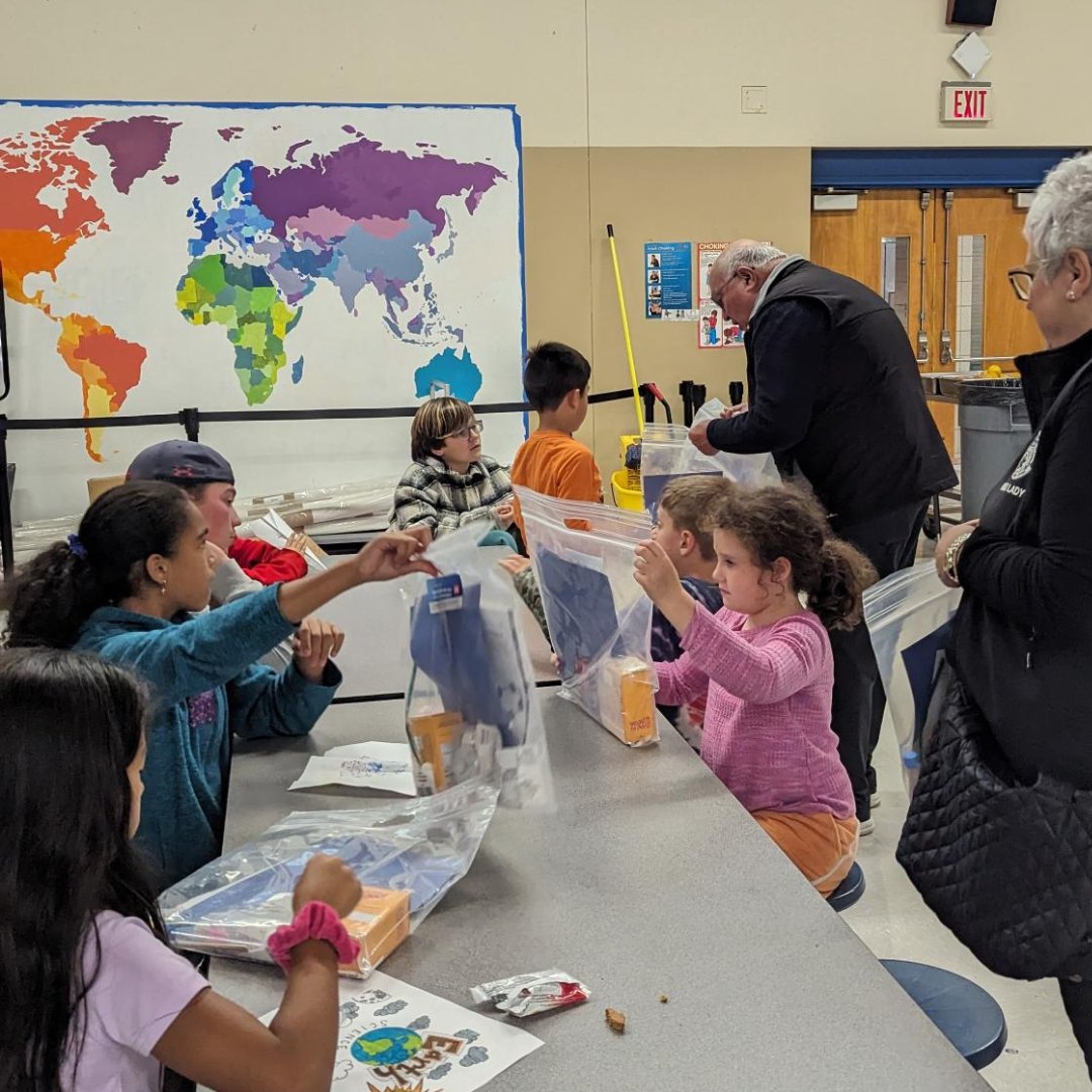 To celebrate MA STEM week @sousaforrep and Mayor Sisitsky passed out over 100 EiE Try-It kits to students in afterschool programs in @framinhamps to take home and share with their families! #eieispired #MassSTEMWeek #SeeYourselfInSTEM #yourSTEMfutureisourSTEMfuture