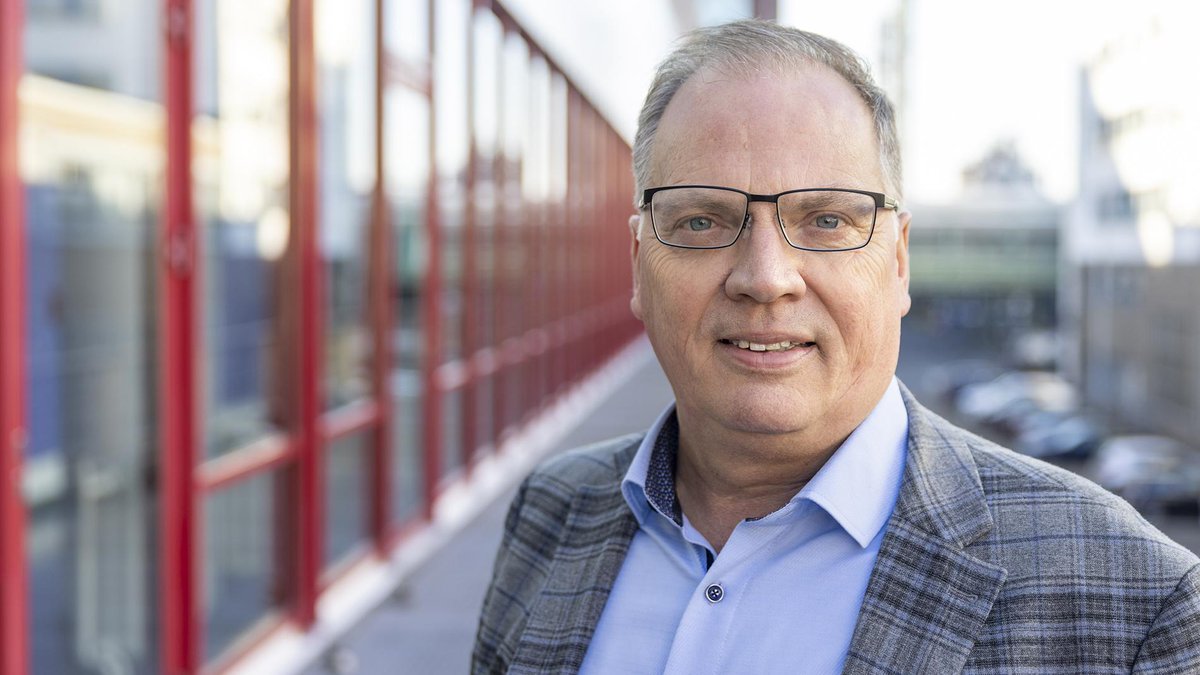 CURRENTA's tweet photo. Bundesverdienstkreuz für unseren Kollegen Georg Fabian. 🎖️ Für sein langjähriges Engagement im gesundheitlichen und sozialen Bereich überreichte ihm Landrat Frank Rock die Verdienstauszeichnung der Bundesrepublik Deutschland.
Herzlichen Glückwunsch! #TeamCurrenta 🧡 https://t.co/LjdRlFwD2w