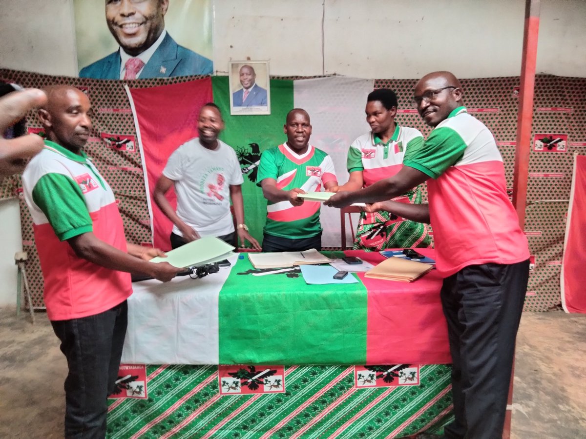 cnddfdd_ruyigi's tweet photo. Kuri uyu wa 24/10/2023, mu Cankuzo ku murwa mukuru wa #Buhumuzaprovince, habereye ibikorwa vy'ibisikinwa. Abahora ari abanyamabanga ba @CnddFdd mu ntara za #Ruyigi, #Muyinga na #Cankuzo bakaba babisikanij n'umunyabanga mushasha arongoye @CnddFdd #Buhumuza
BARUTWANAYO Gérard https://t.co/buCl7E5oMK