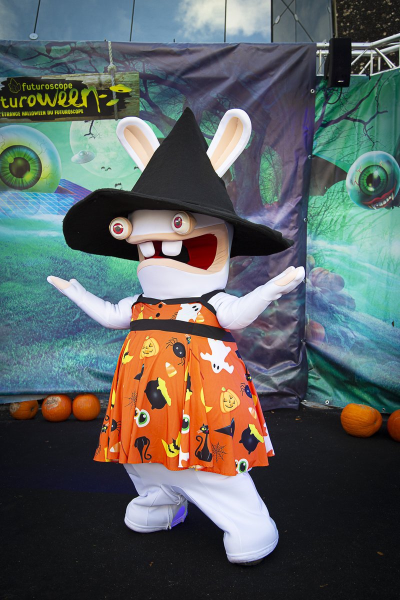 futuroscope's tweet photo. Les Lapins Crétins ont sorti leur plus beau déguisement pour vous souhaiter un Joyeux Halloween 🎃 https://t.co/24f6Bh15jc