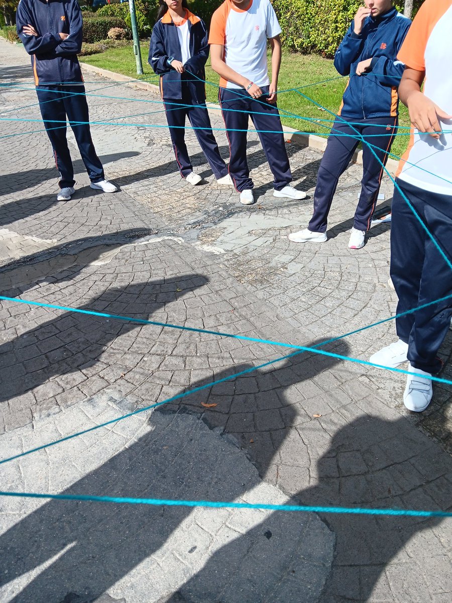 CapillaMJ's tweet photo. @nazaretoporto
Creamos una Red donde sustentar nuestros sueños.Trabajando corazón y mente. Jornadas reflexión 4 ESO. https://t.co/ad1hTYCYYI