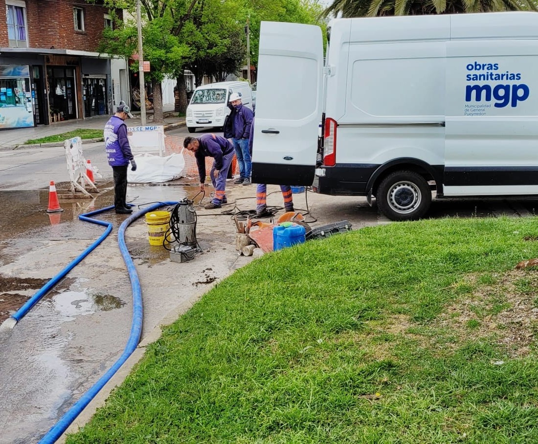 PRENSAOSSE's tweet photo. 📍 #VillaPrimera 🔵 Agua
▶️ Continuamos en el barrio fijando una nueva válvula, útil al sistema operativo de la Estación Uruguay y Ayacucho.
👷 Tareas en Jara y Chacabuco.
🛠️ Podría observarse baja presión en sectores de #LPinares #PLuro #Sarmiento #ENorte y #VPrimera https://t.co/9wB86JWrCr