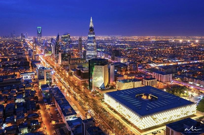 AllamKSA's tweet photo. 🇸🇦 قرار ممتاز جديد، هرمنا😫…جودة البنية التحتية بتتغير 📈👍🏼

لانه اليوم تم نقل صلاحية وضع العقوبات من مجلس الوزراء، الى 🇸🇦وزارة النقل والخدمات اللوجستية بالكامل.

بالطريقة هذه، سيكون للوزارة سرعة التنفيذ واصدار المخالفات لجميع مقاولي الفلس والجودة الزبلانية 🗑️ اذا تم رصدهم لكسر اي من الش��وط.

—تفاصيل؟ 

- مخالفات الطرق والشوارع( اهم شيء)

- مخالفات اللوحات الدعائية والإعلانية (اي لوحة بها عيب، بيروح مركبها في خبر كان)

-  يجوز للوزارة  تنفيذ العقوبات على

 - مخالفات الأنشطة التجارية

- مخالفات النظافة العامة 

-  ناقلي النفايات التجارية ( اترك النفايات في الحواري لفترة وبتروح انت لفترة معهم)

- مخالفات البناء ( اكسر رصيف بدون ماتصلحه يكسرون حسباك في البنك)

- مخالفات محطات الوقود 

- مخالفات الرسوم البلدية المرتبطة بنسبة من المبيعات

- مخالفات البيع

- مخالفات المنشآت الصحية

- رخص البناء

- المخالفات الجسيمة

- الرقابة والتفتيش

- النشر والنفاذ