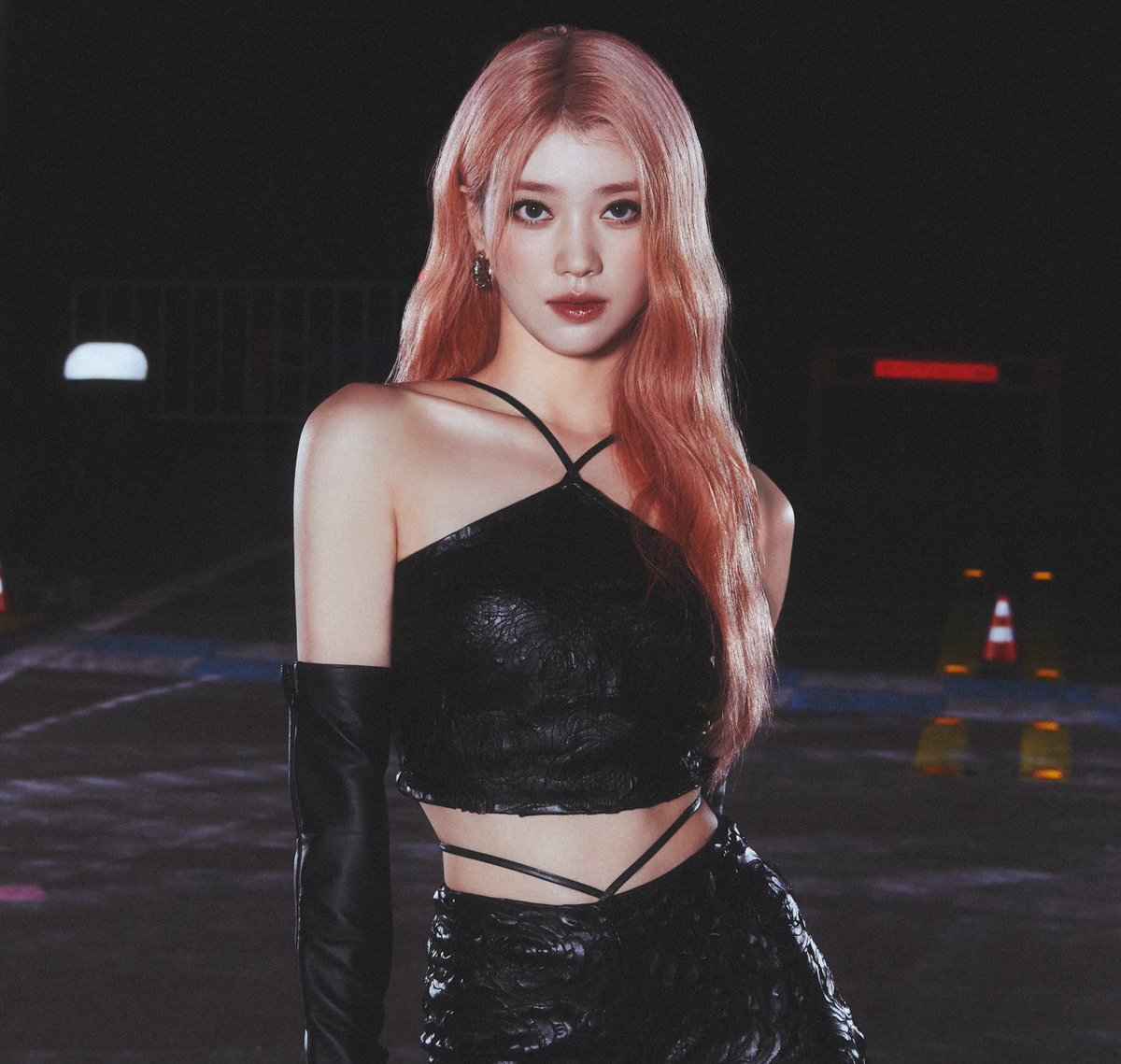 xiazoting's tweet photo. feel the courage and fierceness that burst within my soul, the expression also emphasizes my spirit, i succeeded in attracting attention. as my strength exhibits for this concept photo entitled love racer with all-black to highlight my dark desire to pursue a milestone. ໒ 𝅄 ׄ ✧ https://t.co/a2xQlyDH6c