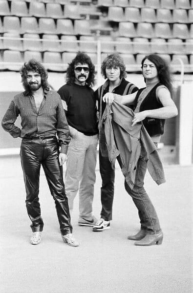 punt_rd's tweet image. Black Sabbath

‘Born Again’ Tour, 1983

Gillan, just Gillaning, waiting like a matador for an imaginary charging Bull! 

Legends!

😈👶

#Geezer #Iommi #Bevan #Gillan