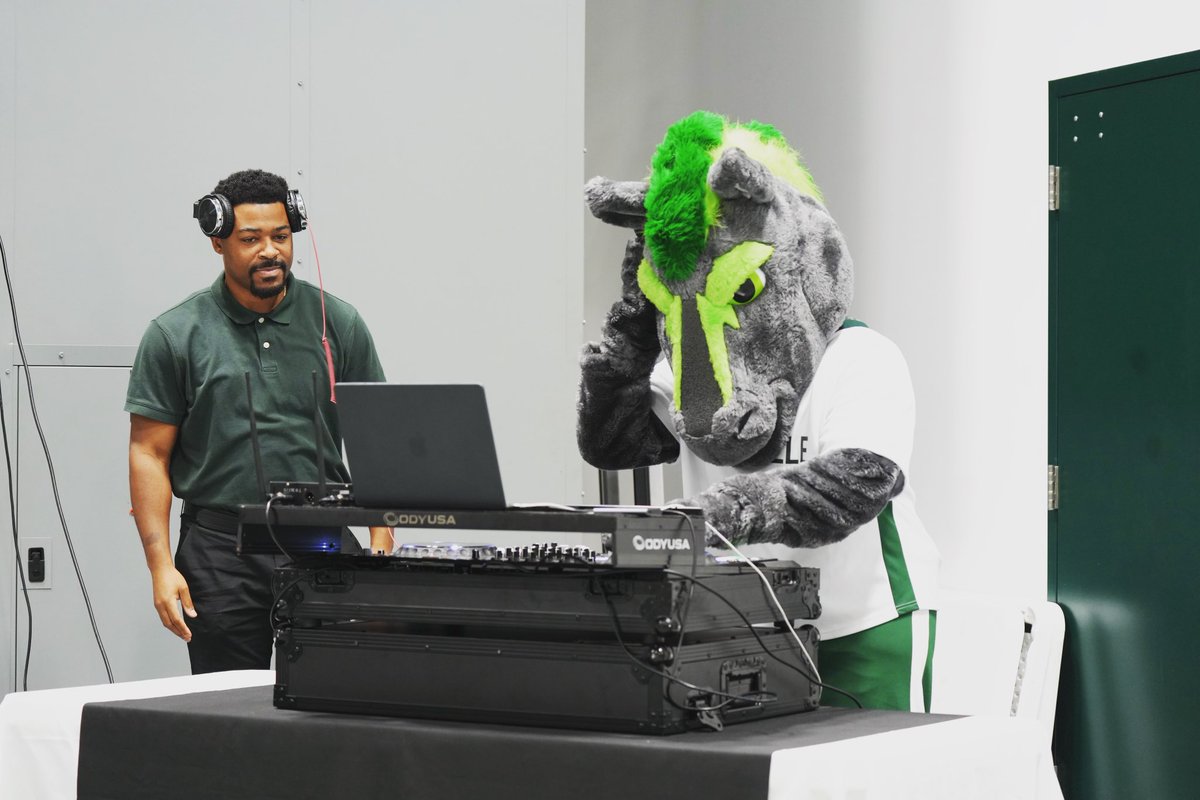 MoTheMustang1's tweet photo. Had so much fun meeting new friends at Open House this weekend! And I may even have found my new passion once I retire from my mascot gig. https://t.co/59ISSdLfU8