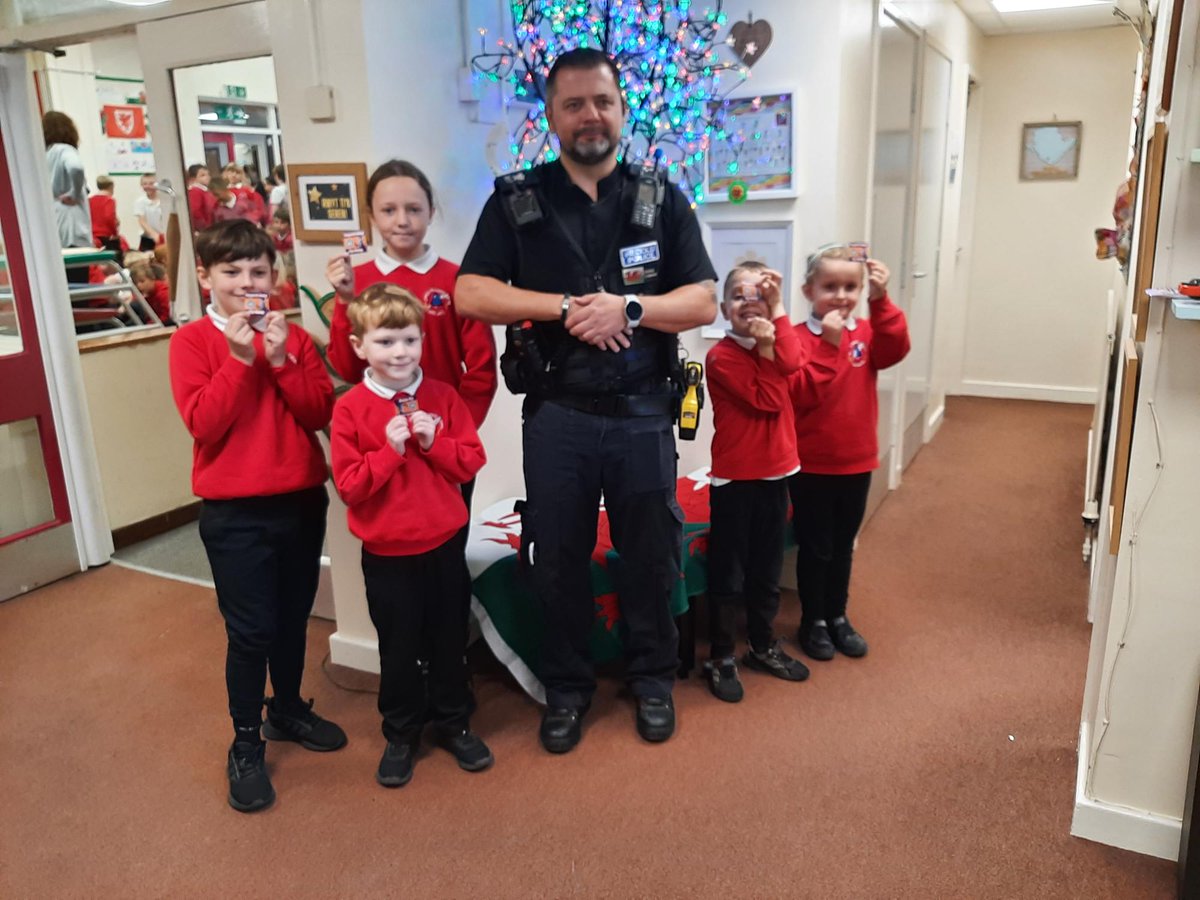 NWPAnglesey's tweet image. Fe aeth SCCH Iona a’r Swyddog Heddlu Ysgolion Anthony i ysgolion Benllech a Moelfre’r wythnos hon er mwyn siarad hefo disgyblion am fwynhau #CalanGaeaf a #NosonTânGwyllt yn saff

Fe wnaethon nhw hefyd drafod ymddygiad gwrthgymdeithasol ac effaith hyn ar eu cymunedau lleol 👍