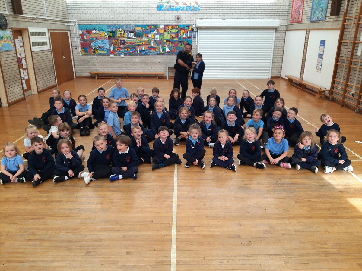 NWPAnglesey's tweet image. Fe aeth SCCH Iona a’r Swyddog Heddlu Ysgolion Anthony i ysgolion Benllech a Moelfre’r wythnos hon er mwyn siarad hefo disgyblion am fwynhau #CalanGaeaf a #NosonTânGwyllt yn saff

Fe wnaethon nhw hefyd drafod ymddygiad gwrthgymdeithasol ac effaith hyn ar eu cymunedau lleol 👍