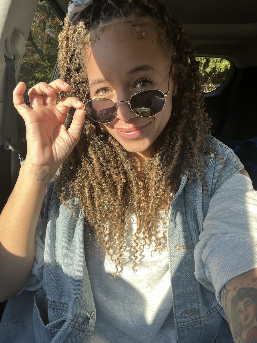 amendozzaa's tweet photo. Took Nylinas car and am now wearing her sunglasses. I am Nylina now. Nylina is I. ❤️ love you @NYLINA_NICOLEEE https://t.co/WVQk2M64bi
