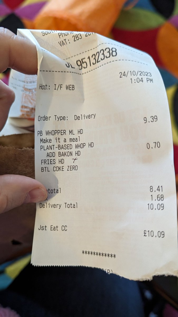 jmtrauten's tweet photo. @JustEatUK @BurgerKing 
I ordered a plant-based burger, and asked for Bakon (vegan alt) and was met with real bacon whilst eating. I can't eat red meat, but luckily not allergic. Please make sure you read the order before sending out a delivery, cause this could've ended badly. https://t.co/twA7LHpPE9