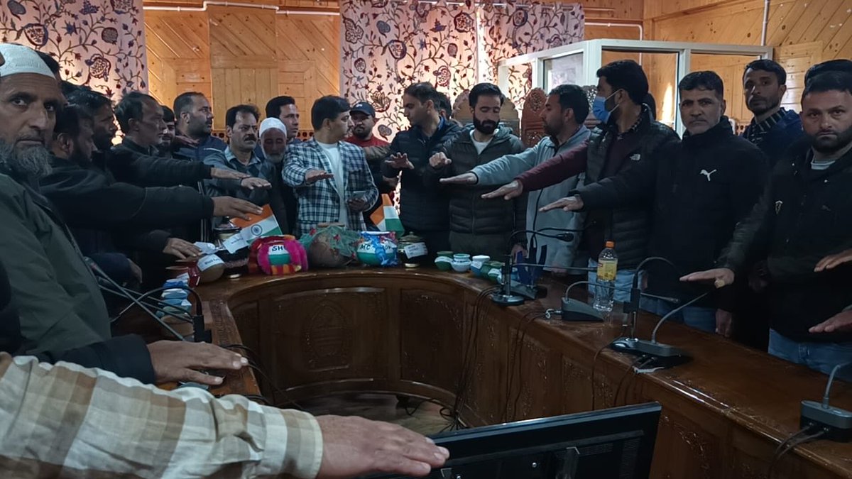 jkrddpr's tweet photo. #AmritKalashYatra in #Shopian district witnessed a beautiful display of unity and love for our land, Jammu and Kashmir. People #PRIs, and the administration joined hands in large numbers, strengthening our bond with this incredible #JammuAndKashmir #UnityAndLove β¦@PMOIndiaβ© https://t.co/5EdLHC9Fgy