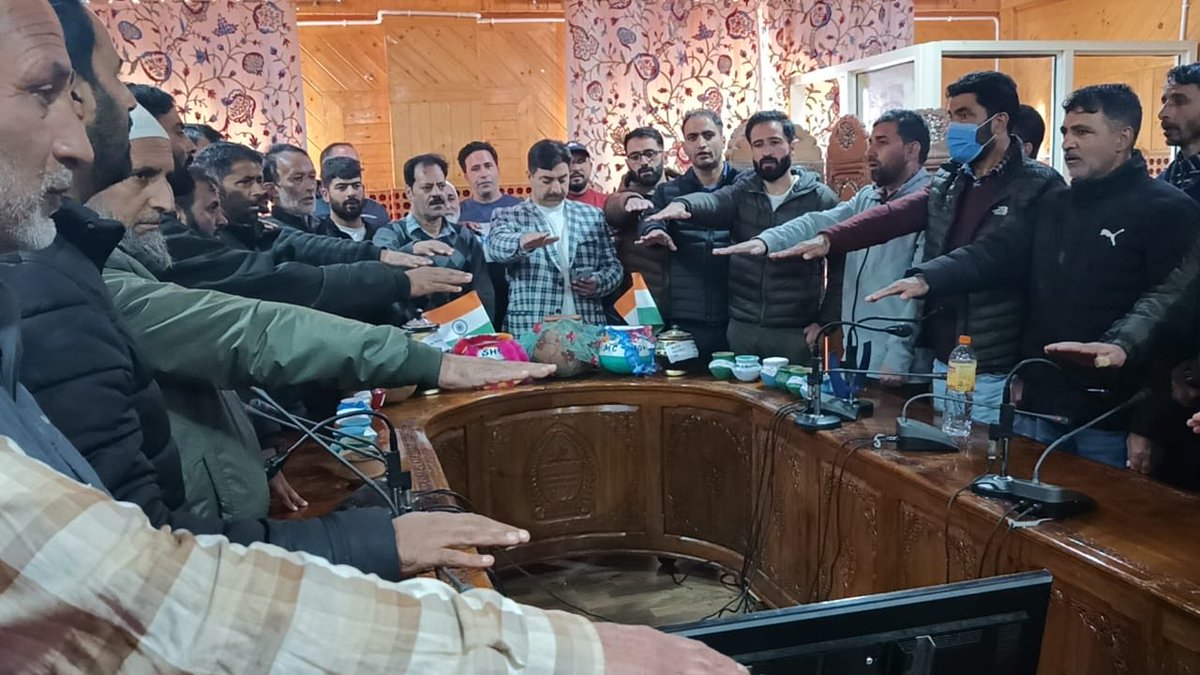 jkrddpr's tweet photo. #AmritKalashYatra in #Shopian district witnessed a beautiful display of unity and love for our land, Jammu and Kashmir. People #PRIs, and the administration joined hands in large numbers, strengthening our bond with this incredible #JammuAndKashmir #UnityAndLove β¦@PMOIndiaβ© https://t.co/5EdLHC9Fgy