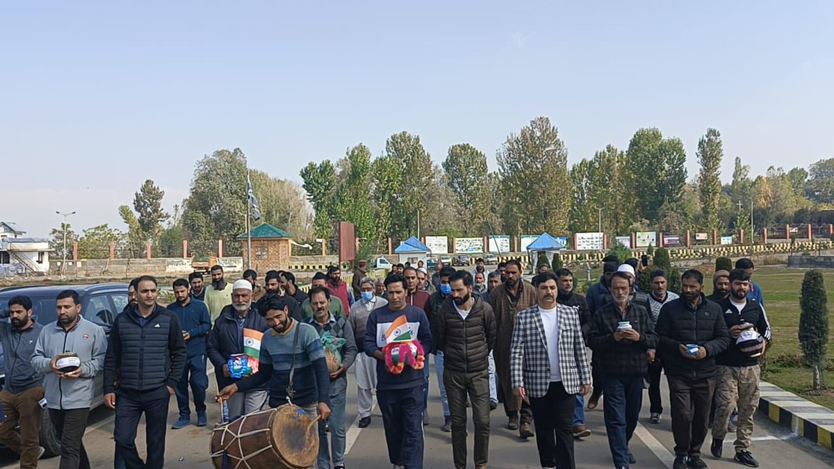 jkrddpr's tweet photo. #AmritKalashYatra in #Shopian district witnessed a beautiful display of unity and love for our land, Jammu and Kashmir. People #PRIs, and the administration joined hands in large numbers, strengthening our bond with this incredible #JammuAndKashmir #UnityAndLove β¦@PMOIndiaβ© https://t.co/5EdLHC9Fgy