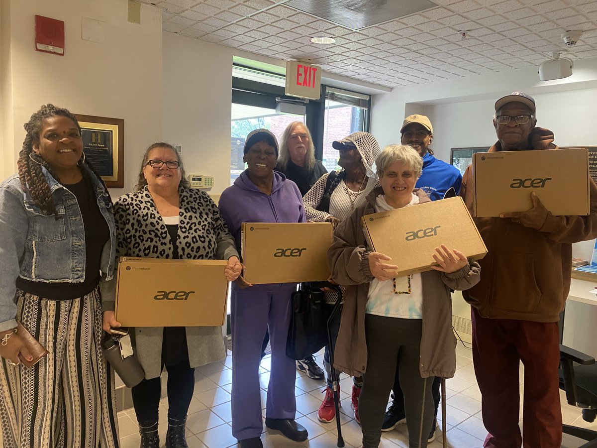 LifePathNY's tweet image. 🎉 Westview Homes residents are celebrating their graduation from Attain Lab&apos;s digital literacy program, marking their hard-earned success! 🎓💻 They excelled in their final exams and proudly received their coveted Acer laptops. 🙌 #DigitalLiteracyChamps #TechMasters&quot;