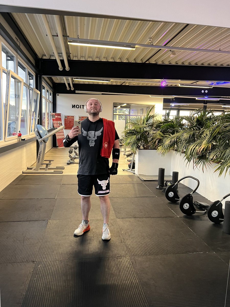 MichaM6GH's tweet photo. Wie ich das liebe 🥰 ins GYM zu gehen die Welt aus zu schalten gute Musik an und den Körper über das Linit hinaus zu fordern 💪🏻💪🏻💪🏻💪🏻.

#blood #sweat #respect
First to you give last one you earn. https://t.co/CaYaYzfCSE