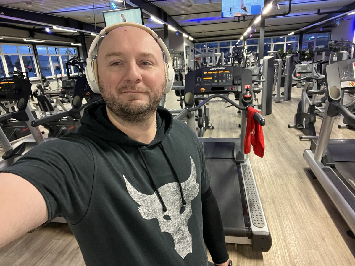 MichaM6GH's tweet photo. Wie ich das liebe 🥰 ins GYM zu gehen die Welt aus zu schalten gute Musik an und den Körper über das Linit hinaus zu fordern 💪🏻💪🏻💪🏻💪🏻.

#blood #sweat #respect
First to you give last one you earn. https://t.co/CaYaYzfCSE
