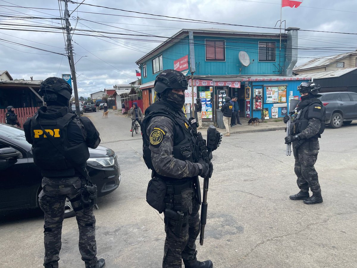 InformaAlMinuto's tweet photo. 🔴LO ÚLTIMO | PDI realiza mega operativo en Población Norte Grande de #ValdiviaCL

Con más de 250 detectives se realiza la entradas y registro en 21 domicilios del sector, debido a diversas investigaciones por disparos injustificados, tráfico de drogas y otros delitos violentos. https://t.co/wCFzOYDCIL
