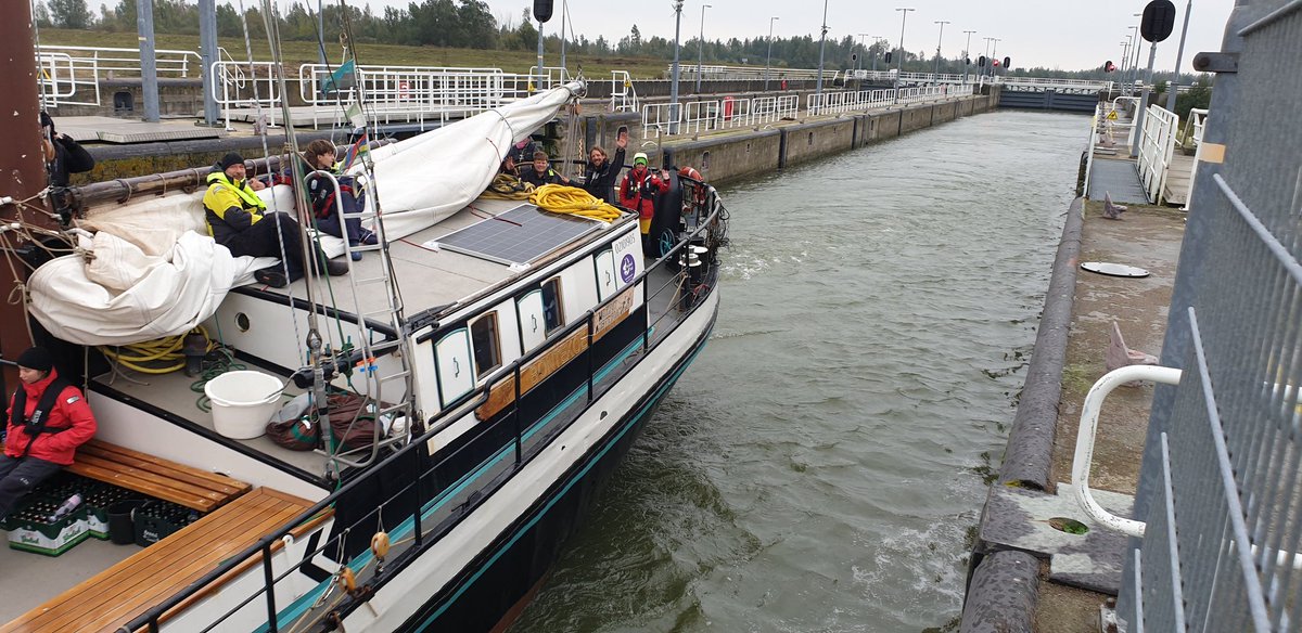 blas789's tweet photo. D
#Bontekoe in de sluiskolk van het #Naviduct op weg nu naar #Lemmer
#Beurtveer https://t.co/Ql1nTw6vQz