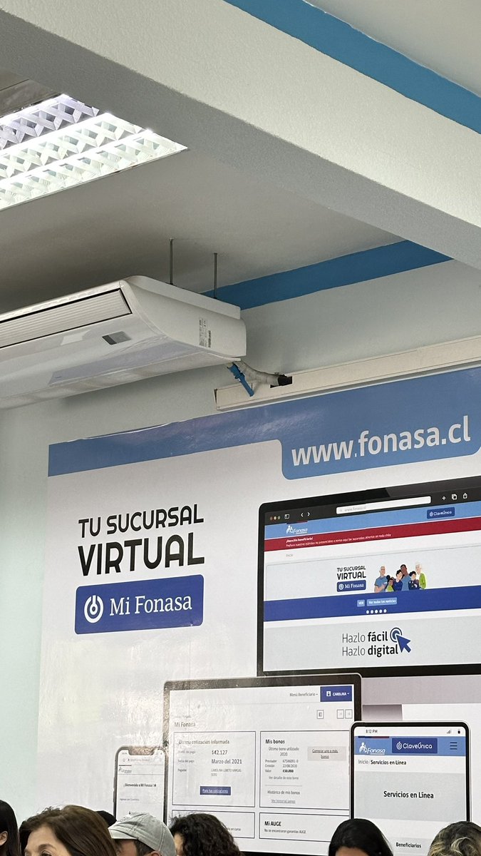 pobrezuko's tweet photo. Somos casi 100 personas esperando en oficina de @fonasa mientras su “sucursal virtual” sigue sin funcionar… en que se gastan el $$$ de su presupuesto? Ni hablar del $$$ que ya gastaron en una “sucursal virtual” que no funciona. Y para variar la gente más humilde es la afectada. https://t.co/Pn9ClJlXK5