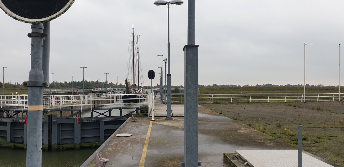 blas789's tweet photo. D
#Bontekoe in de sluiskolk van het #Naviduct op weg nu naar #Lemmer
#Beurtveer https://t.co/Ql1nTw6vQz