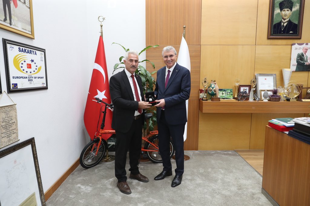 ekremyuce's tweet photo. Çaybaşı Fuadiye Muhtarımız Sn. Ayhan İnan’ı, hemşehrimiz Sn. Nahit Serbes’i ve Çaybaşı sakinlerini ağırladık.

Kıymetli hemşehrilerime nazik ziyaretlerinden ötürü teşekkür ediyorum. https://t.co/oEDnkDlxDL