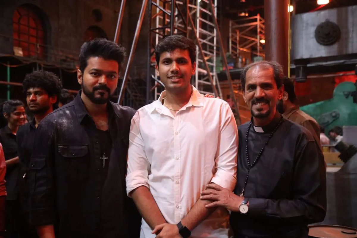 raagadotcom's tweet image. Actor Vaiyapuri and his Son with Thalapathy Vijay from Leo Sets

#ThalapathyVijay #Leo #Vaiyapuri #LeoDas #Vijay #Raaga