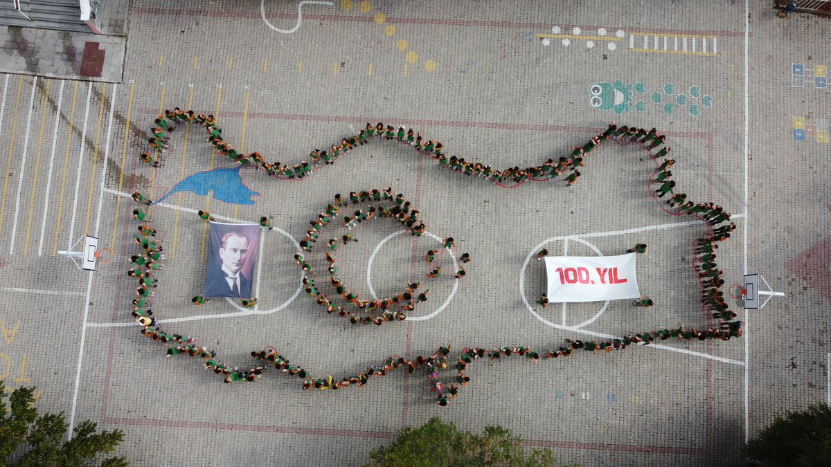 Millî Eğitim Bakanlığı, Cumhuriyetin 100. Yaşını Özel Etkinliklerle Kutluyor 

Cumhuriyetin 100. yılı dolayısıyla 81 il ve yurt dışı temsilciliklerinde cumhuriyet kazanımlarının gelecek kuşaklara aktarılması amacıyla düzenlenen etkinlikler arasında, yarışmalar, sempozyumlar,