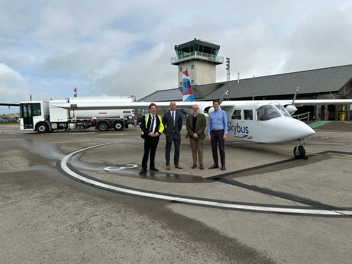 CAeS_UK's tweet photo. Last week, our BD Team visited the @IOSTravel's airline, Skybus, at Land’s End Airport to discuss #ProjectFresson programme updates and to outline detailed modelling of a prospective hydrogen operator to influence future infrastructure requirements.

#FutureFlight #Hydrogen https://t.co/1LpAgvcFMx