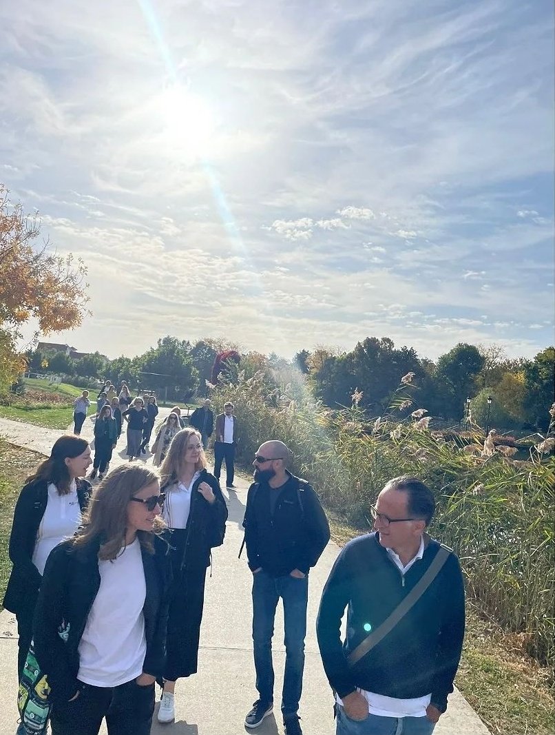 Travel_2Romania's tweet photo. #GermanyinRomania+Team work makes the dream work!
Echipa Ambasadei Germaniei a petrecut ziua împreună în parcul #Comana şi la @moaradehartie Acest proiect social promovează arta meşteşugurilor şi susţine comunitatea locală
#teambuilding #ateliere #deltaneajlovului #parculcomana https://t.co/dvclM8znG3