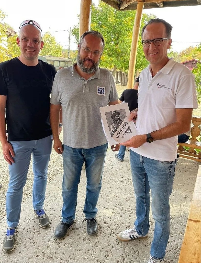 Travel_2Romania's tweet photo. #GermanyinRomania+Team work makes the dream work!
Echipa Ambasadei Germaniei a petrecut ziua împreună în parcul #Comana şi la @moaradehartie Acest proiect social promovează arta meşteşugurilor şi susţine comunitatea locală
#teambuilding #ateliere #deltaneajlovului #parculcomana https://t.co/dvclM8znG3