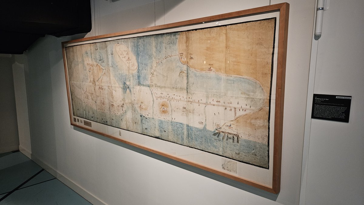 GekopKaarten's tweet photo. Op de valreep #OpdeKaart in het @NA_Archief nog bezocht. #Topstuk wat ons betreft: de Javaanse kaart van Tinkir e.o. (linksboven). Dat is geen kaart meer, maar (ka)#art. Wat een #beauty ! Geldt overigens ook voor die van De Zijpe van Jan Scorel (die wรกs trouwens ook kunstenaar). https://t.co/b1ykjQTjXx