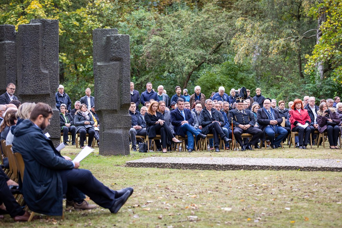 (Tweet2/2) #Grubenunglück von #Lengede (#Niedersachsen): Mit einer #Gedenkfeier ist heute an das #Bergbau-#Unglück von 1963 erinnert worden. 29 Menschen starben unter Tage. Portrait: Adolf Herbst, letzter noch lebender Geretteter bei dem Unglück.