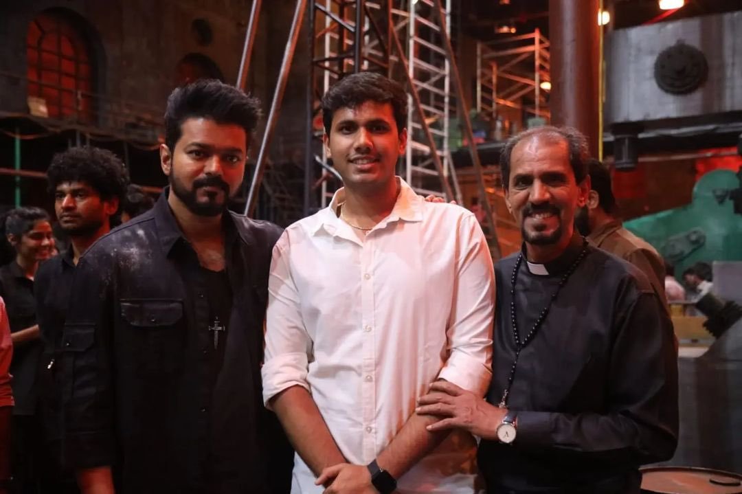 AVinthehousee's tweet image. 📸Actor #Vaiyapuri with his Son got a pic with the one and only #ThalapathyVijay @actorvijay #Leo