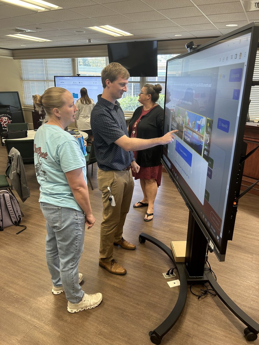 ecsk12_instech's tweet photo. Teachers and staff are learning about using the computer system on our new ClearTouch boards today! @EufaulaCS #weareecs #expectexcelence https://t.co/hchpfcEZil