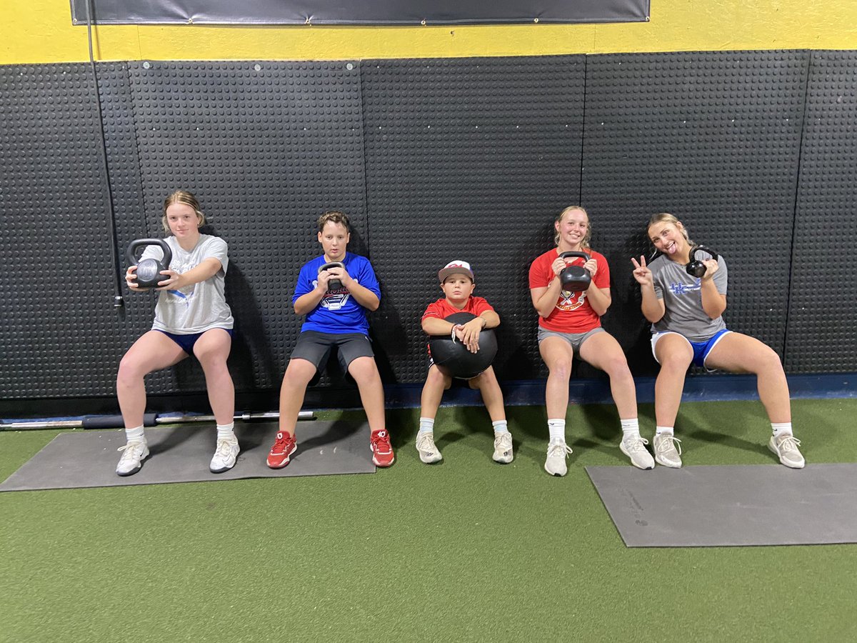 BumpMechanic's tweet photo. @josiewhite_8 @SavvannaR @bryliecouch2025 with Benton and Emmett last workout of the night #AlwaysGrind #TrustedMechanic #FuegoFam #OvertimeAthletes #NeverBeOutworked #BulletproofShoulders https://t.co/4NmzROIlMR